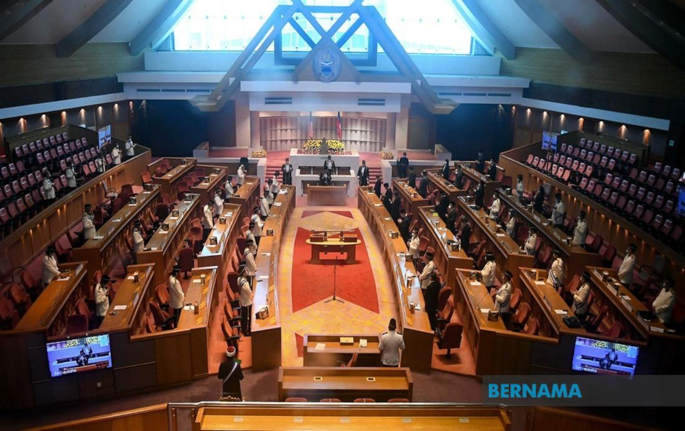 An argument broke out at the State Assembly after Tanjung Kapor assemblyman Ben Chong Chen Bin raised the Standing Order 2 to extend the meeting that was to be adjourned at 3.30pm. u00e2u20acu201d Bernama pic 