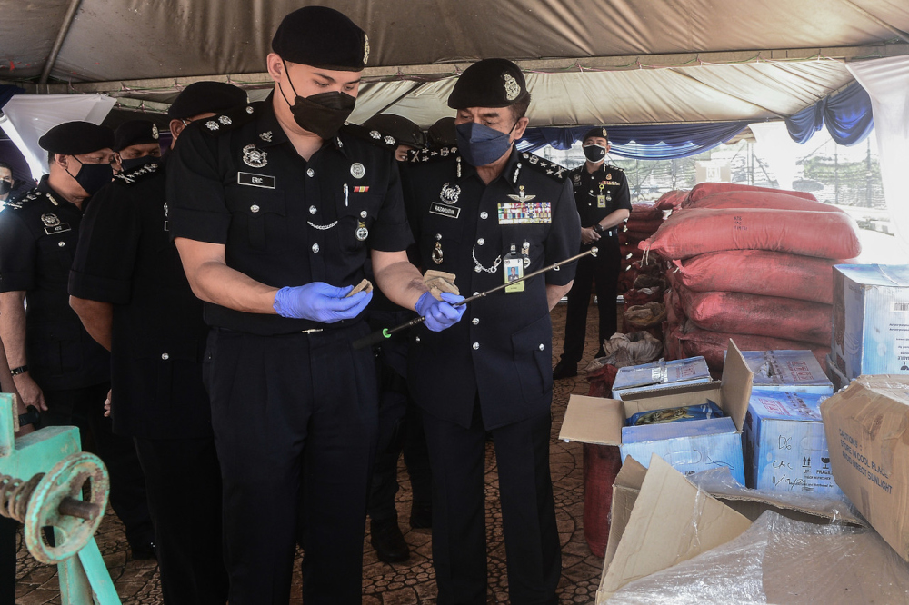 Bukit Aman Narcotics Crime Investigation Department director Datuk Razarudin Husain (2nd from right) with the seized items at the Serdang District Police Headquarters, September 20, 2021. u00e2u20acu201d Bernama pic 