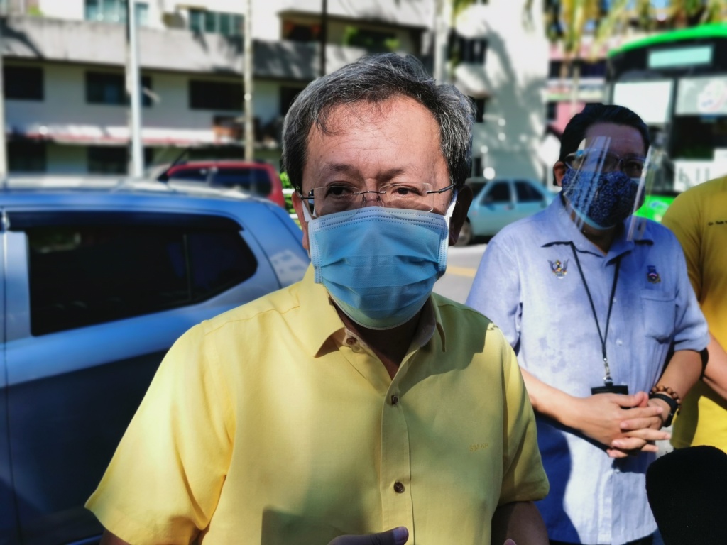 Datuk Seri Dr Sim Kui Hian says over 60 per cent of yesterdayu00e2u20acu2122s 696 new Covid-19 cases here were detected through close contact tracing in 203 locations. u00e2u20acu2022 Borneo Post pic