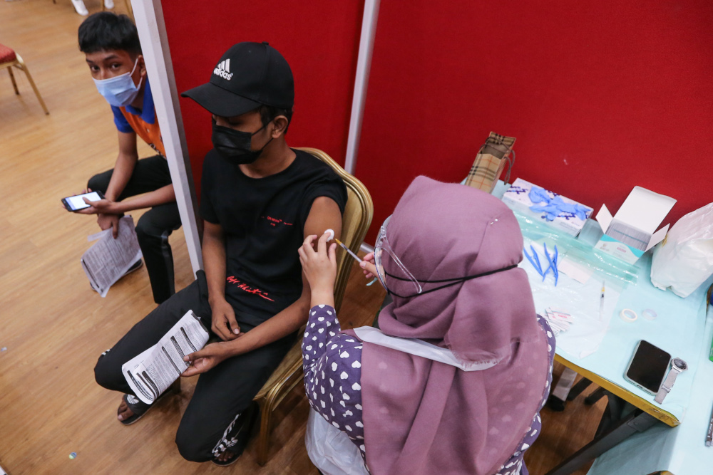 Form 4 and 5 students receive their first dose of the Covid-19 vaccine at MSU University in Shah Alam, September 22, 2021. u00e2u20acu201d Picture by Ahmad Zamzahuri