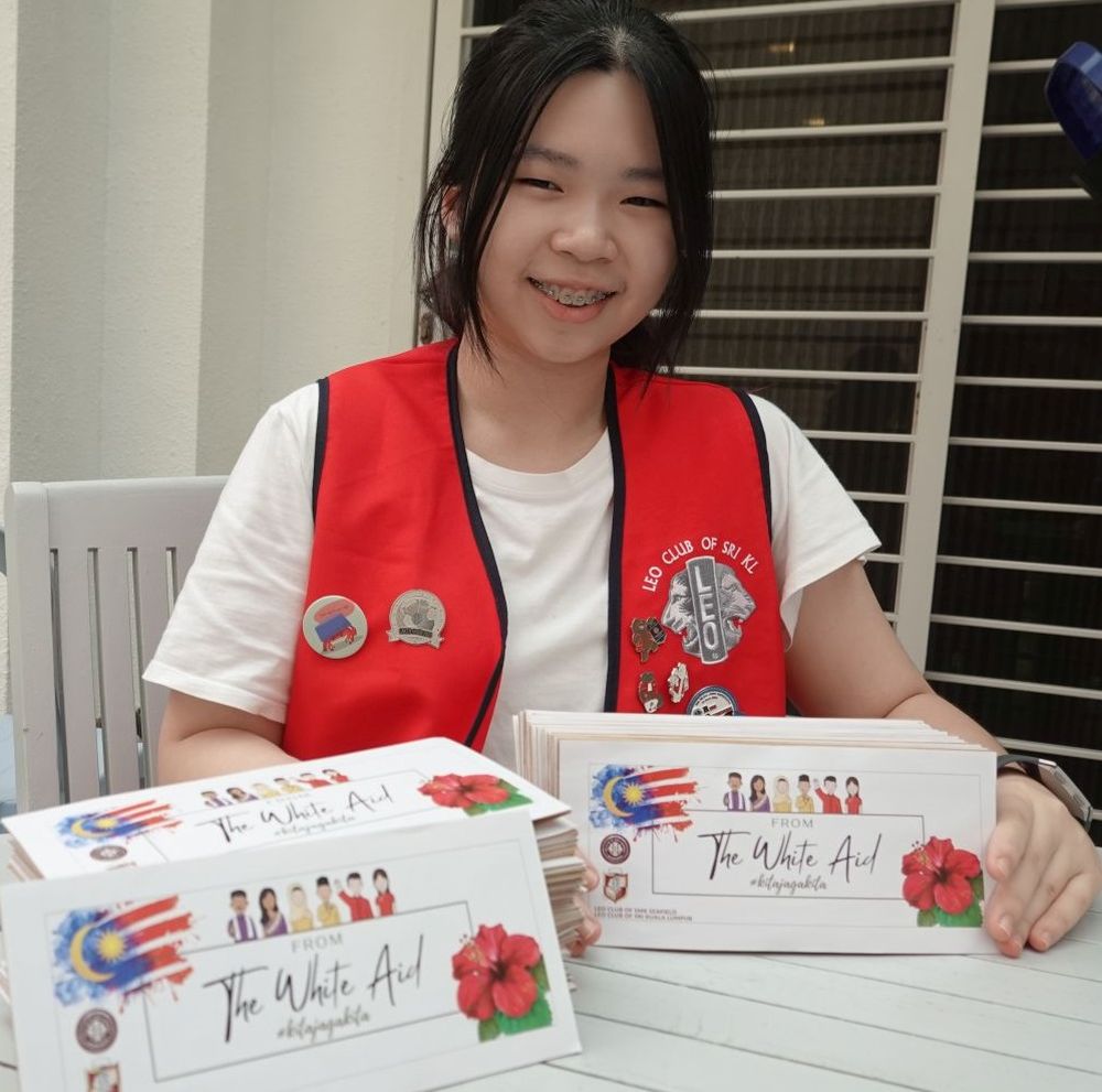 Chong and members of Leo Clubs managed to collect RM6,600 to distribute to the needy in Subang Jaya. u00e2u20acu201d Picture courtesy of Chong Wan Yuenn