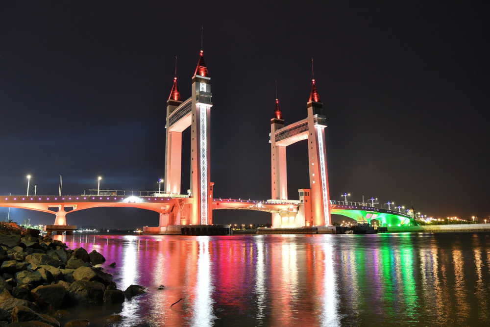 The view at night of Terengganuu00e2u20acu2122s landmark, the Kuala Terengganu Lift Bridge, September 28, 2021. u00e2u20acu201d Bernama pic
