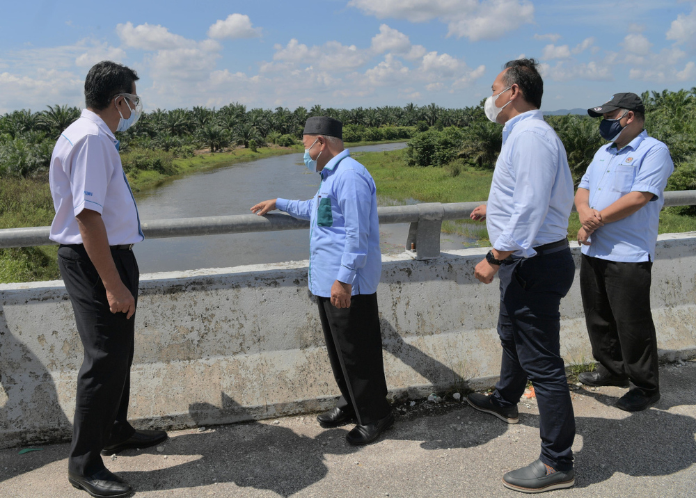 Environment and Water Minister Datuk Seri Tuan Ibrahim Tuan Man surveys the water at Sungai Simpang Kiri, near Kampung Parit Basri Sri Medan in Batu Pahat, September 9, 2021. u00e2u20acu201d Bernama pic 