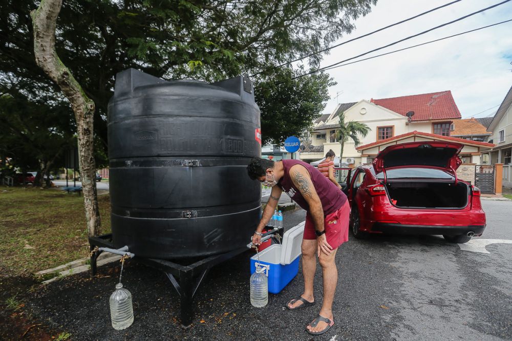 People are seen filling their containers at a water point in USJ 2 following the latest water supply disruption in Subang Jaya September 1, 2021. u00e2u20acu201d Picture by Yusof Mat Isa
