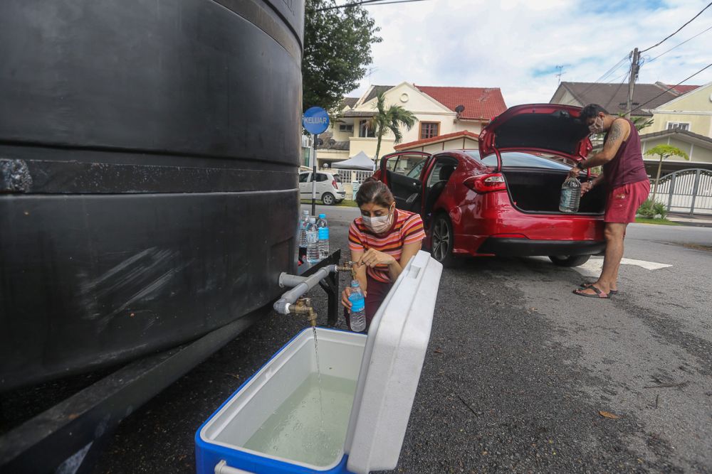 People are seen filling their containers at a water point in USJ 2 following the latest water supply disruption in Subang Jaya September 1, 2021. u00e2u20acu201d Picture by Yusof Mat Isa