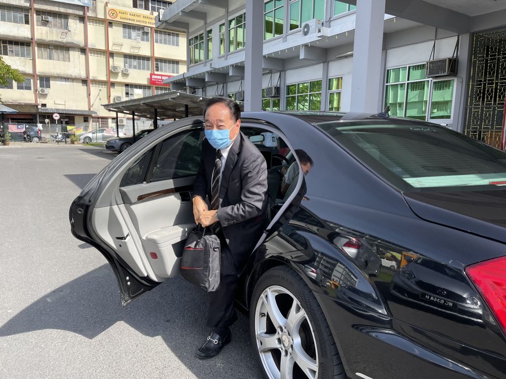 Datuk Seri Wong Soon Koh arrives at Sibu Court House for the trial. u00e2u20acu201d Borneo Post pic