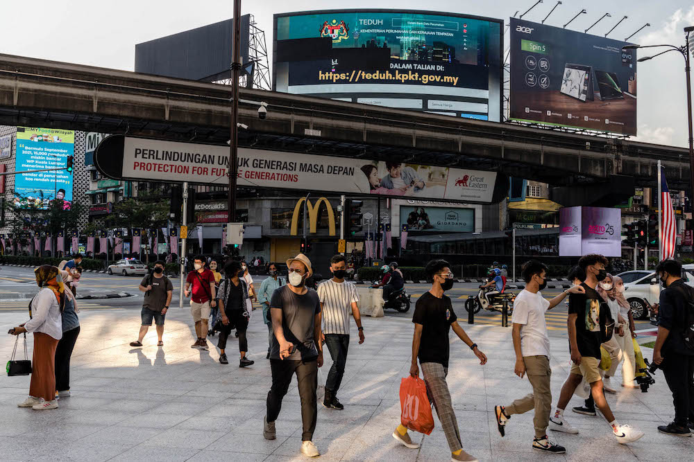 People are seen wearing protective masks as they walk along the Bukit Bintang shopping area in Kuala Lumpur on October 9, 2021. u00e2u20acu201d Picture by Firdaus Latif