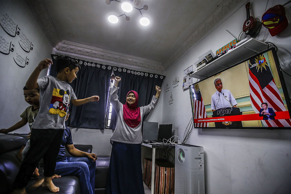 A family watches the live telecast of Prime Minister Datuk Seri Ismail Sabri October 10, 2021. u00e2u20acu2022 Picture by Hari Anggara