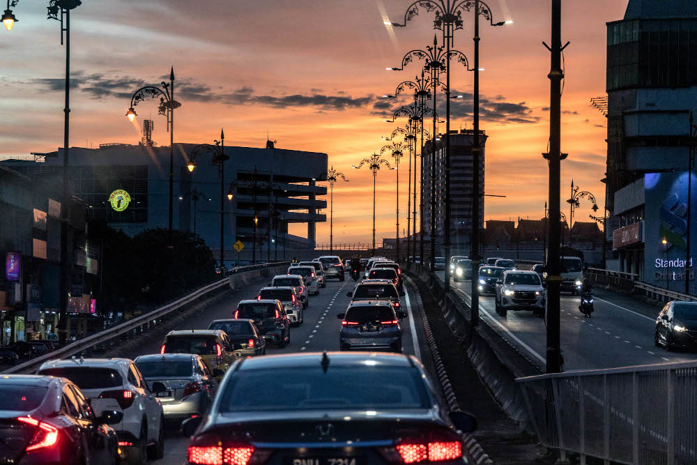 Heavy traffic is seen on the Federal Highway during Phase Three of the National Recovery Plan in Kuala Lumpur October 12, 2021. u00e2u20acu201d Picture by Firdaus Latif