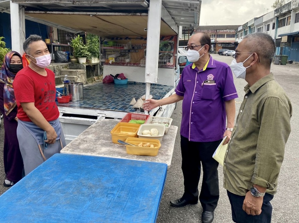 Malaysia Federation of Hawkers and Petty Traders Associations president Datuk Yow Boon Choon (centre) during a walkabout at the Johor Jaya morning market near Johor Baru October 12, 2021. u00e2u20acu201d Picture by Ben Tan