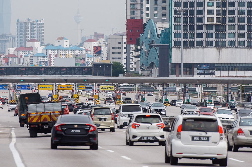 A general view of traffic at the North-South Highway in Sg Besi toll plaza October 16, 2021. u00e2u20acu201d Picture by Shafwan Zaidon