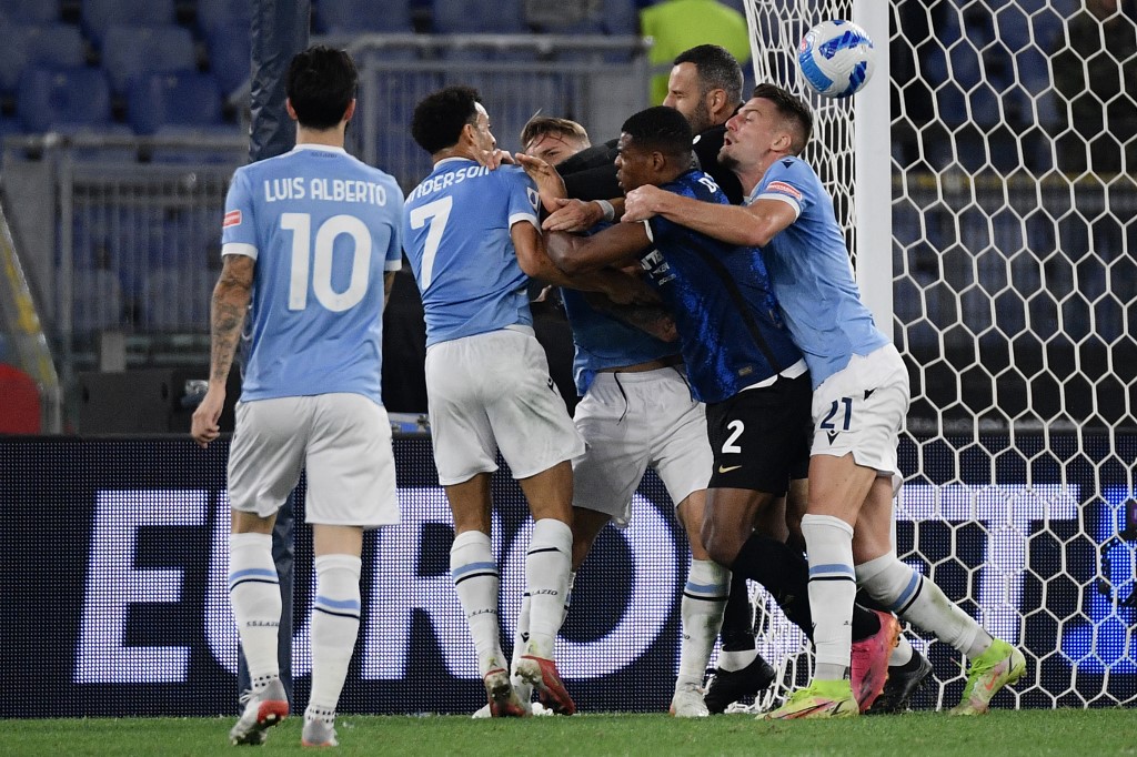 (From L) Lazio's Luis Alberto, Felipe Anderson, and Ciro Immobile, scuffle with Inter Milan's Dutch defender Denzel Dumfries, Samir Handanovic and Lazio's Sergej Milinkovic-Savic following Lazio's second goal during the Italian Serie A football match betw