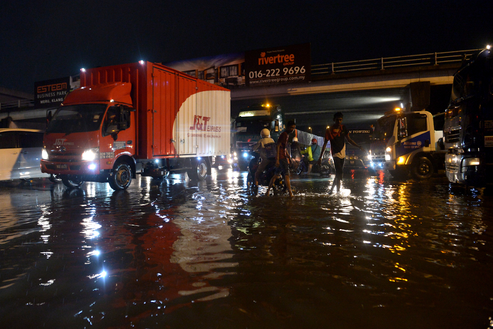 Vehicles are seen stuck in flash floods following heavy rain in Bukit Raja, Klang October 20, 2021. u00e2u20acu201d Picture by Miera Zulyana 