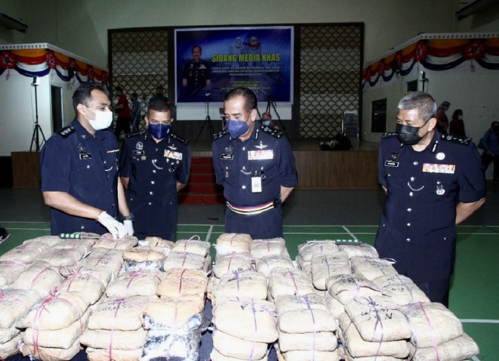 Bukit Aman NCID director Datuk Razarudin Hussain (centre) inspects part of the seized RM14.33 million worth of syabu (crystal methamphetamine) at the Johor police contingent headquarters in Johor Baru October 20, 2021. u00e2u20acu201d Picture by Ben Tan