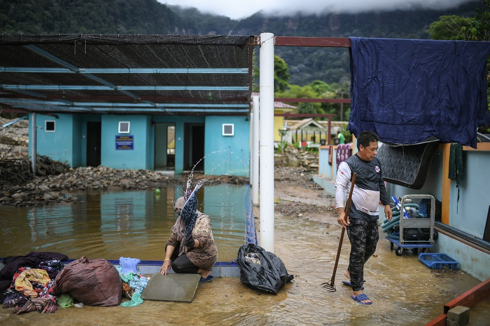People clean up following the flood in Yan, Kedah October 21, 2021. u00e2u20acu201d Bernama pic 