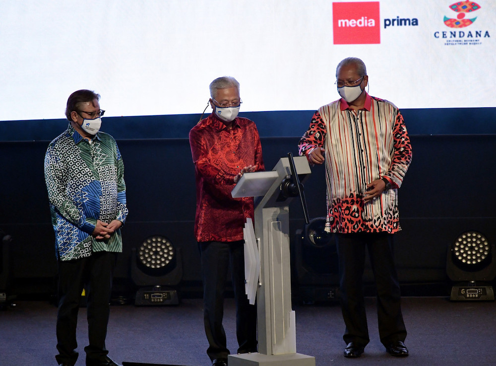 Prime Minister Datuk Seri Ismail Sabri Yaakob with Sarawak Chief Minister Datuk Patinggi Abang Johari Tun Openg (left) and Communications and Multimedia Minister Tan Sri Annuar Musa (right). u00e2u20acu201d Bernama picnn