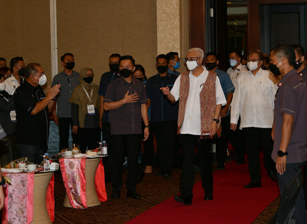 Perdana Menteri Datuk Seri Ismail Sabri Yaakob with Sarawak Datuk Patinggi Abang Johari Tun Openg (dua, kanan) is greeted on arrival at October 23, 2021 in Kuching, Sarawak. u00e2u20acu201d Bernama picnn n