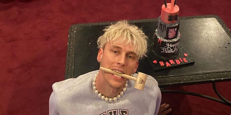 Machine Gun Kelly has adopted the pearl necklace, like many other rappers. u00e2u20acu201d Picture courtesy of Machinegunkelly / Instagram