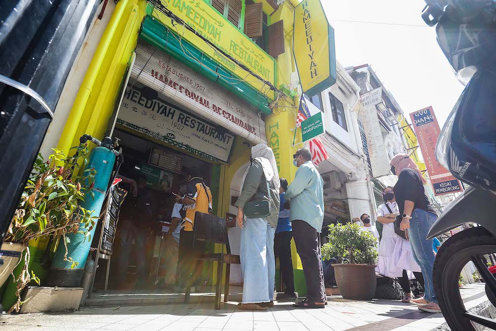 Customers wait for their turn to be served at Hameediyah Nasi Kandar in George Town, Penang October 22, 2021. — Picture by Sayuti Zainudin