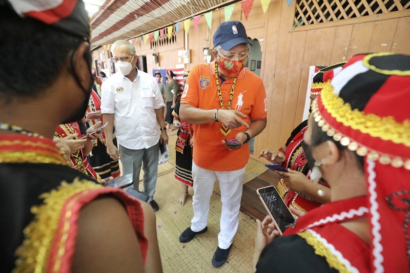 Annuar chats with the local womenfolk during his visit to Kampung Mongkos. u00e2u20acu201d Picture by Chimon Upon/Borneo Post