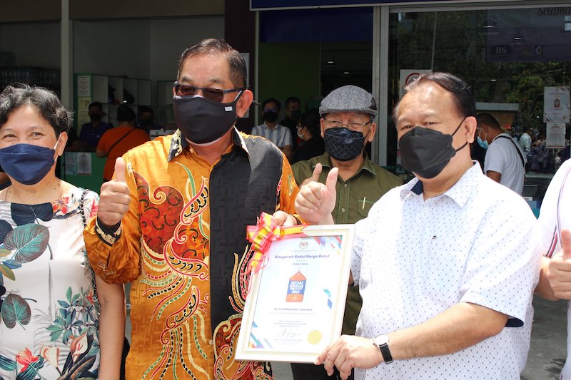 Nanta (right) presenting a u00e2u20acu02dcReasonable Price Shop Awardu00e2u20acu2122 certificate to BS Supermarket managing director Lai Boon Seng. u00e2u20acu201d Borneo Post pic