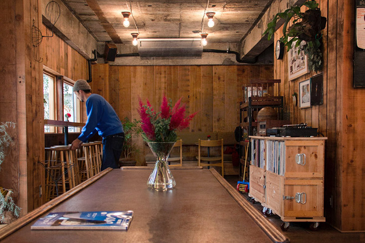 Find a café with a cosy interior, all warm woods and eclectic bric-à-brac.