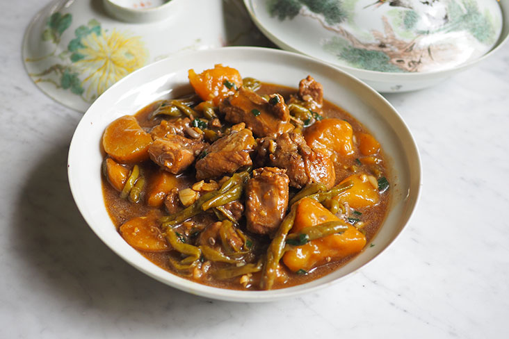 We guarantee lots of rice with this delicious stewed pork ribs served with potatoes and long beans