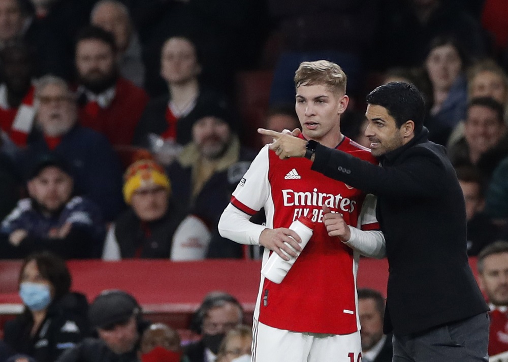 Arsenal's Emile Smith Rowe talks to manager Mikel Arteta during the match against Aston Villa October 23, 2021. u00e2u20acu2022 Reuters pic