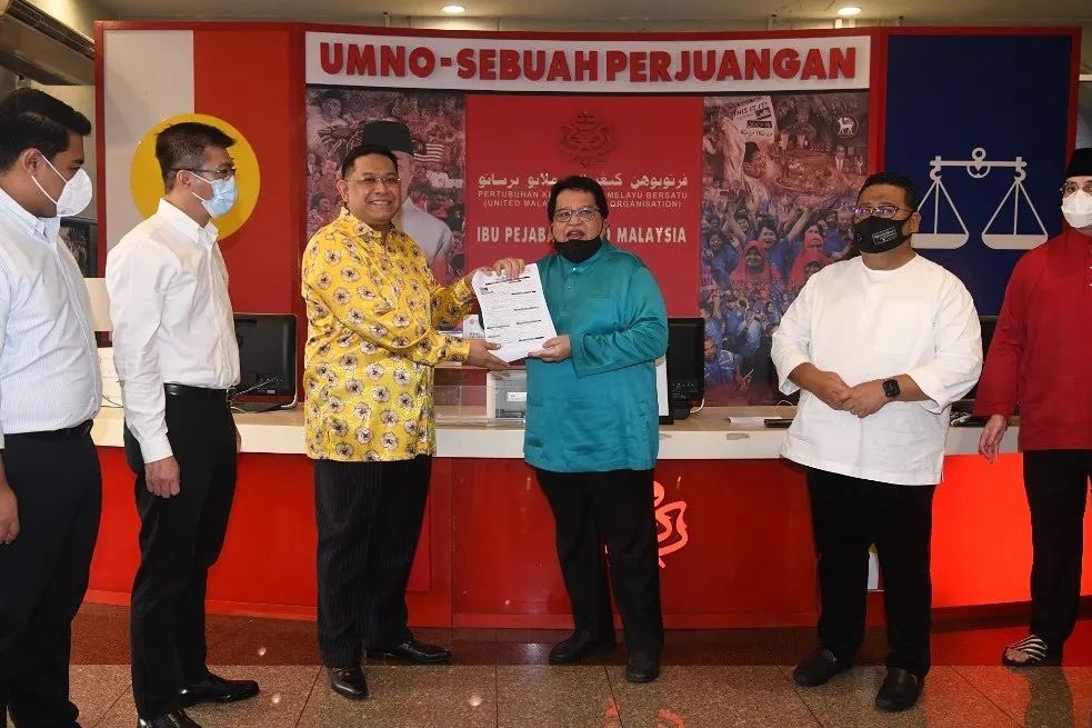 Datuk Seri Erwan Mohd Tahir (third, left) along with 120 division members submitted their membership applications to Putrajaya Umno chief Datuk Seri Tengku Adnan Mansor (third, right)at the Umno headquarters in Menara Dato Onn. u00e2u20acu2022 Picture via Twitter