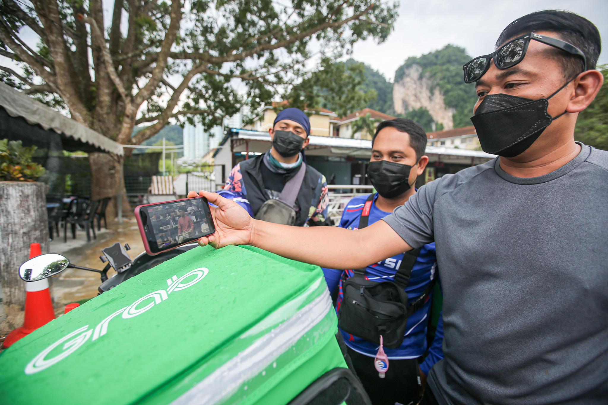 Malaysians are seen following the live broadcast of Budget 2022, at Lembah Permai, Ipoh, October 29, 2021. u00e2u20acu201d Picture by Farhan Najib
