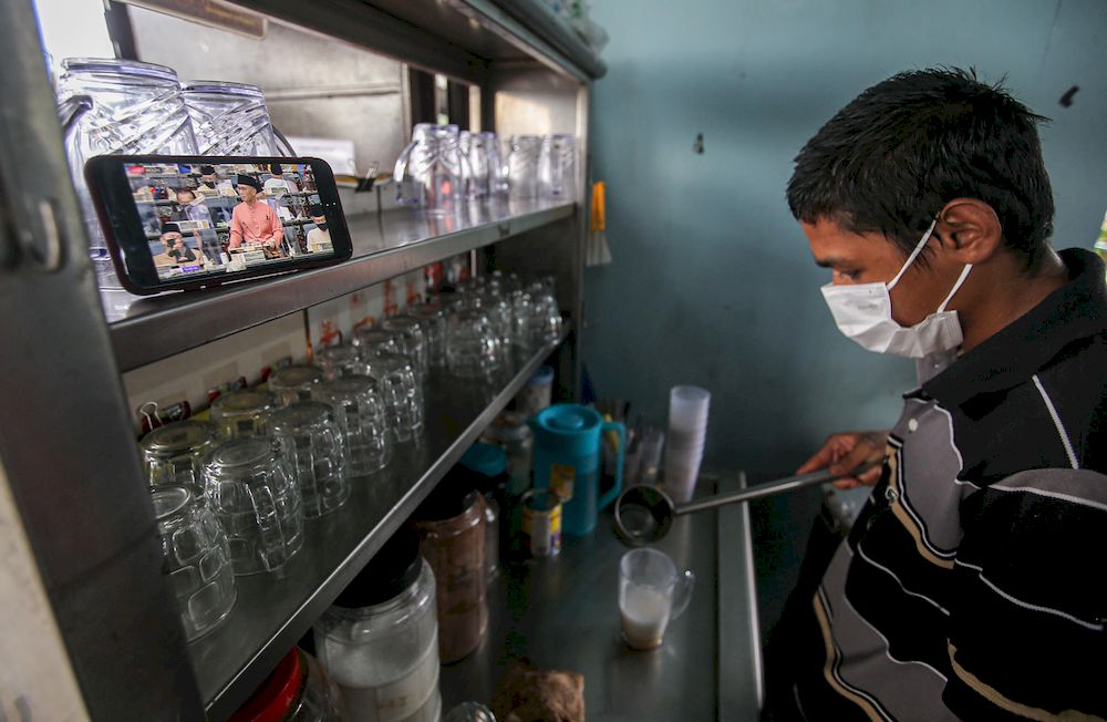 Malaysians are seen following the live broadcast of Budget 2022, at Lembah Permai, Ipoh, October 29, 2021. u00e2u20acu201d Picture by Farhan Najib