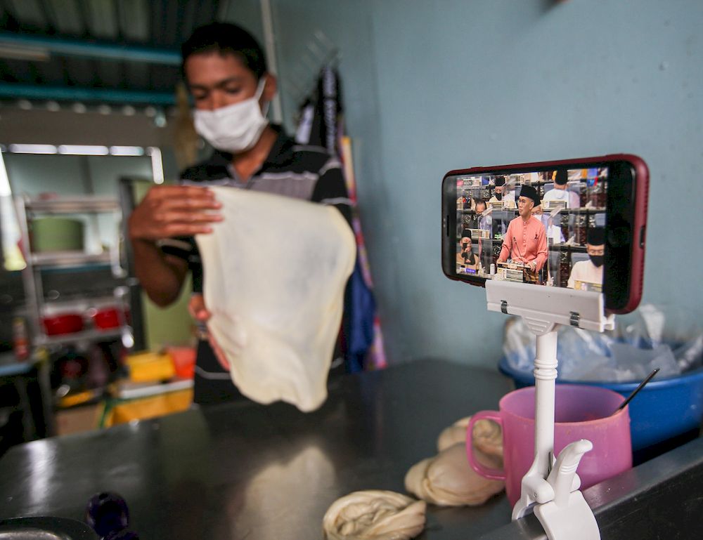 Malaysians are seen following the live broadcast of Budget 2022, at Lembah Permai, Ipoh, October 29, 2021. u00e2u20acu201d Picture by Farhan Najib