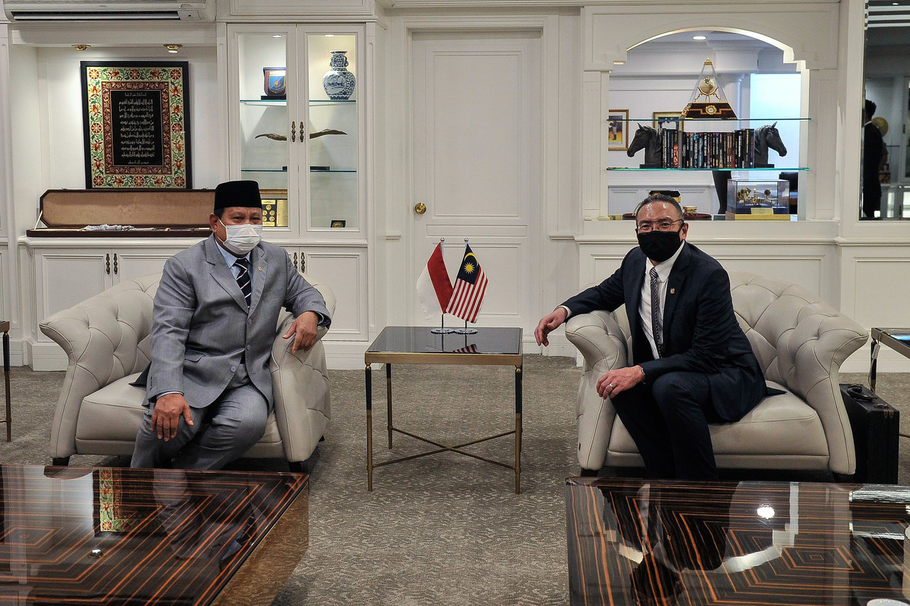 Senior Minister of Defense Datuk Seri Hishammuddin Hussein (right) receiving a courtesy call from the Minister of Defense of the Republic of Indonesia, Probowo Subianto (left) in conjunction with the working visit of October 28, 2021. u00e2u20acu201c Bernama pic