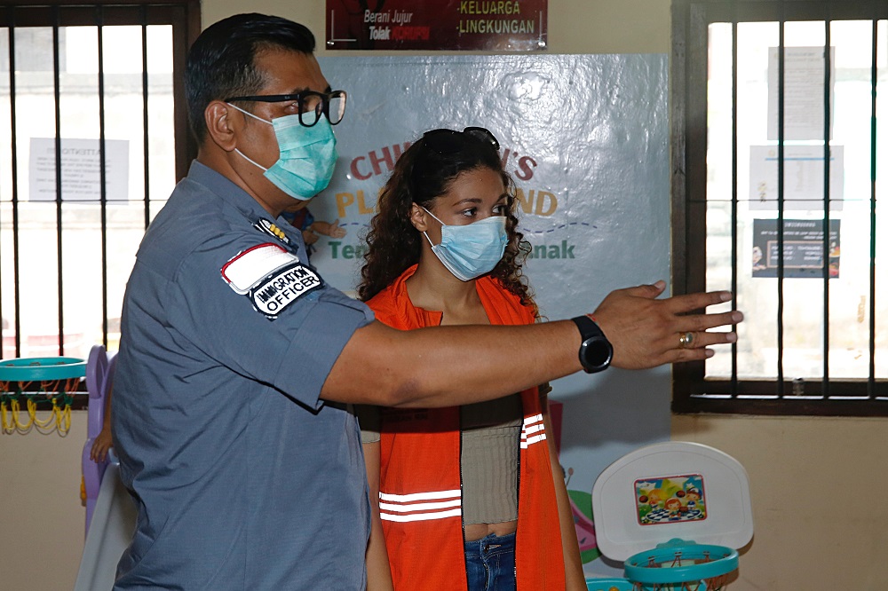 Heather Mack is escorted by immigration officers after being released from Kerobokan Prison, at Immigration Detention House in Jimbaran, Badung, Bali, Indonesia October 29, 2021. u00e2u20acu2022 Reuters pic
