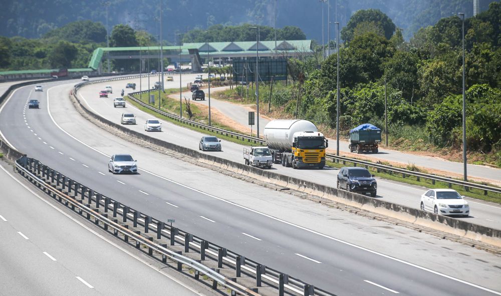 A general view of traffic at the Ipoh Selatan Toll Plaza in Ipoh October 11, 2021. u00e2u20acu201d Picture by Farhan Najib