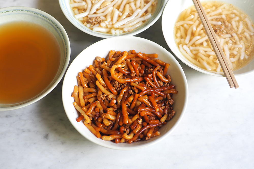 Their own-made 'lai fun' is pure comfort food where you can get it with a clear, sweet chicken soup or tossed with dark soy sauce.