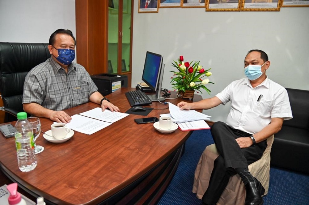 GPS secretary-general Datuk Seri Alexander Nanta Linggi (left) being interviewed by The Borneo Post chief reporter Churchill Edward at the Ministry of Domestic Trade and Consumer Affairs (KPDNHEP) Sarawak office in Kuching. u00e2u20acu201d Borneo Post Online pic