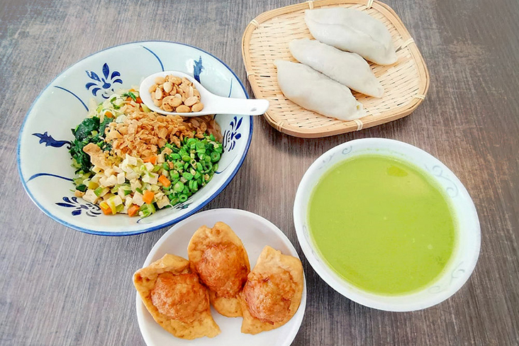 A Hepo Hakka spread: 'lei cha', 'yong tofu' and 'choi pan' dumplings.