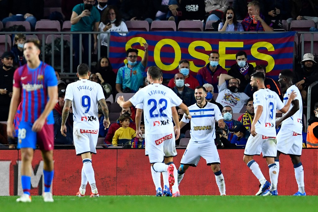 Alavesu00e2u20acu2122 midfielder Luis Rioja (3R) celebrates his teamu00e2u20acu2122s first goal during the Spanish League match between FC Barcelona and Deportivo Alaves at the Camp Nou stadium in Barcelona, October 30, 2021. u00e2u20acu201d AFP pic