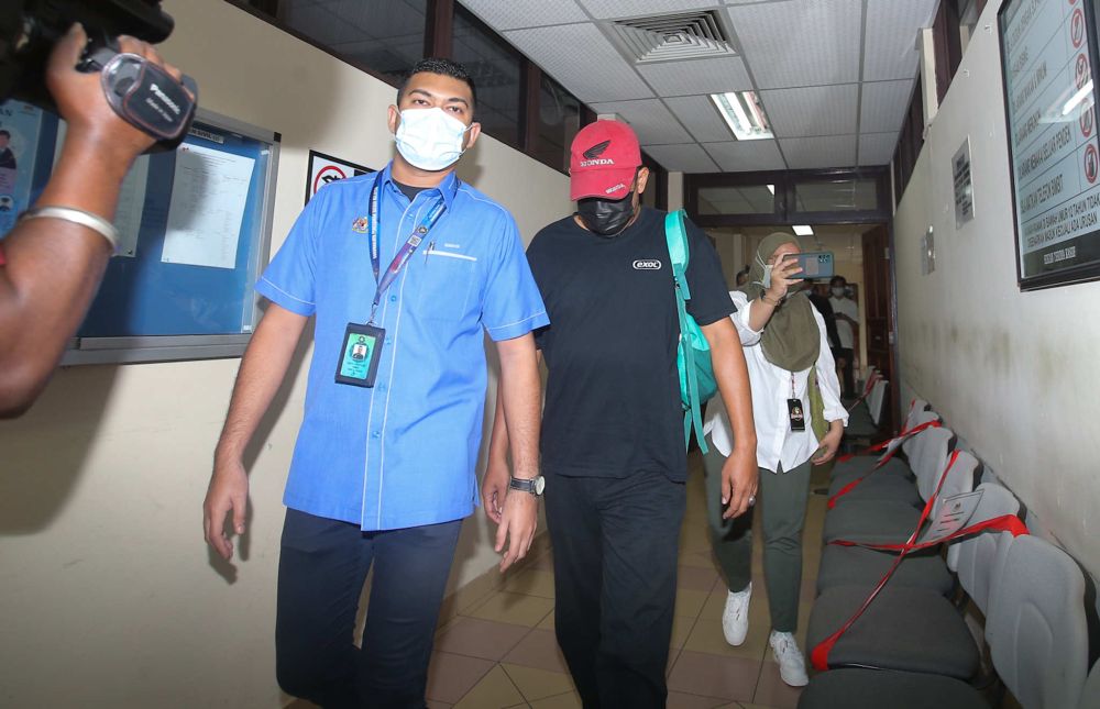 Muhamad Rozi Ahmad Puad (centre), a religious school warden in Bagan Datuk, was sentenced to jail and fined for receiving a bribe back in 2017. u00e2u20acu201d Picture by Farhan Najib