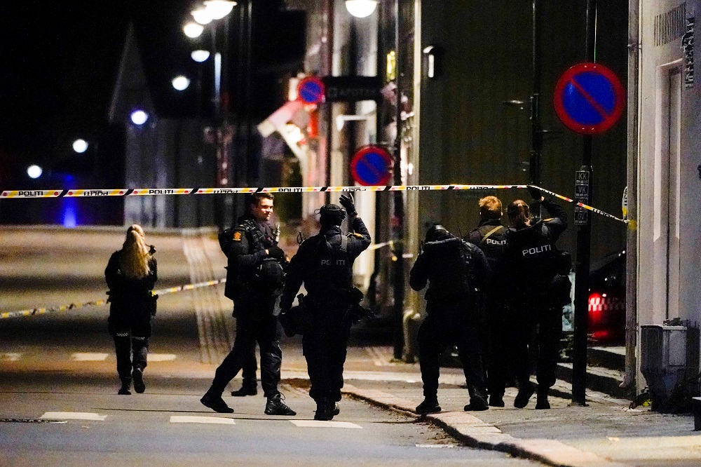 Police officers investigate after several people were killed and others were injured by a man using a bow and arrows to carry out attacks, in Kongsberg, Norway, October 13, 2021. u00e2u20acu2022 Hakon Mosvold/NTB/via Reuters