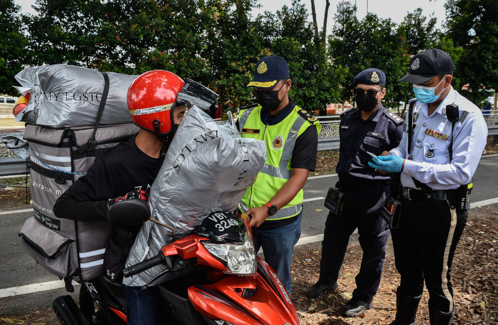 Selangor JPJ director Nazli Md Taib inspects a delivery rider during Ops Merah in Seri Setia, October 12, 2021. u00e2u20acu201d Bernama pic 