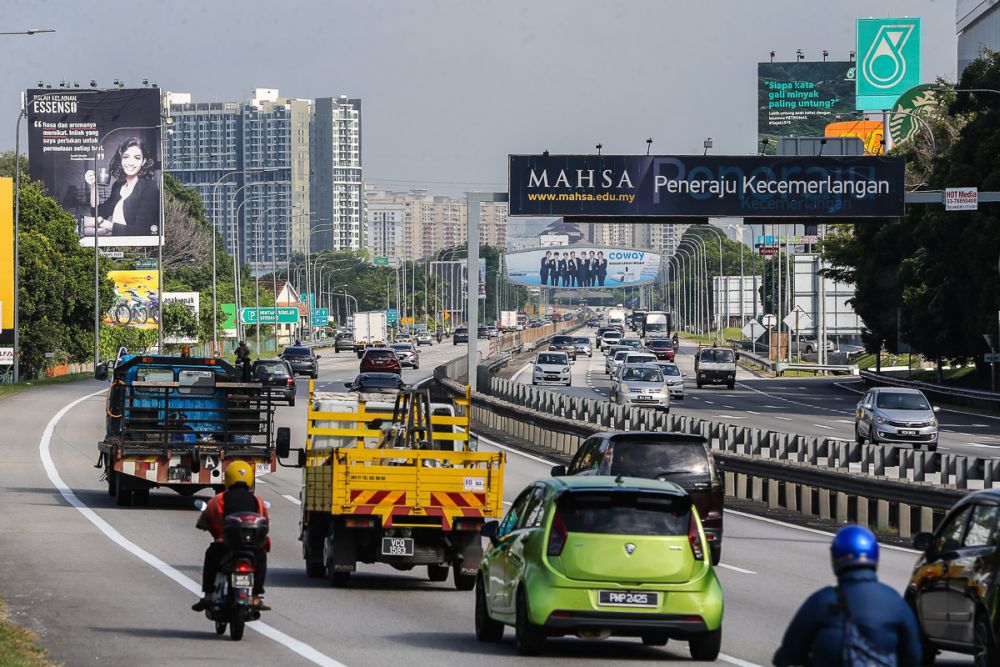 A general view of traffic at the North-South Expressway near the Serdang exit October 11, 2021. u00e2u20acu201d Picture by Yusof Mat Isa