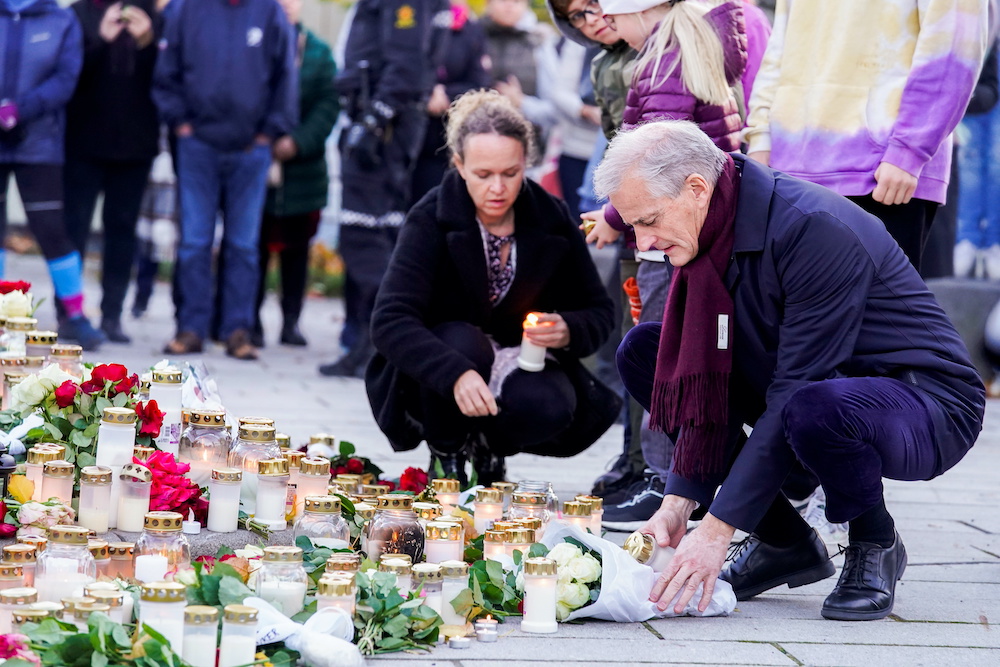 Norwayu00e2u20acu2122s Prime Minister Jonas Gahr Stoere (Labour Party) lays flowers and lights candles during his visit to Kongsberg after a deadly attack, Norway, October 15 2021. u00e2u20acu2022 Reuters picnn