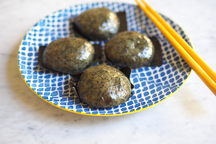 Grab these not often seen 'chu yap ban' made with ramie leaves and glutinous rice