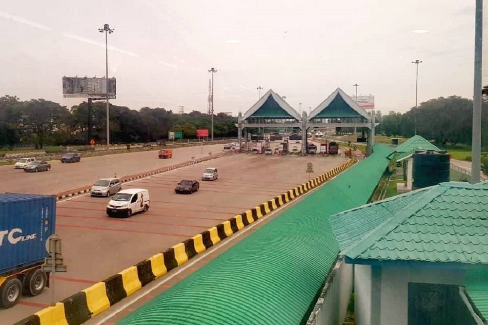 Yesterday, Malaysian Highway Authority (LLM) confirmed a blackout on Penang Bridge, which forced the closure of several lanes on the tolled road. u00e2u20acu2022 Picture courtesy of PLUS