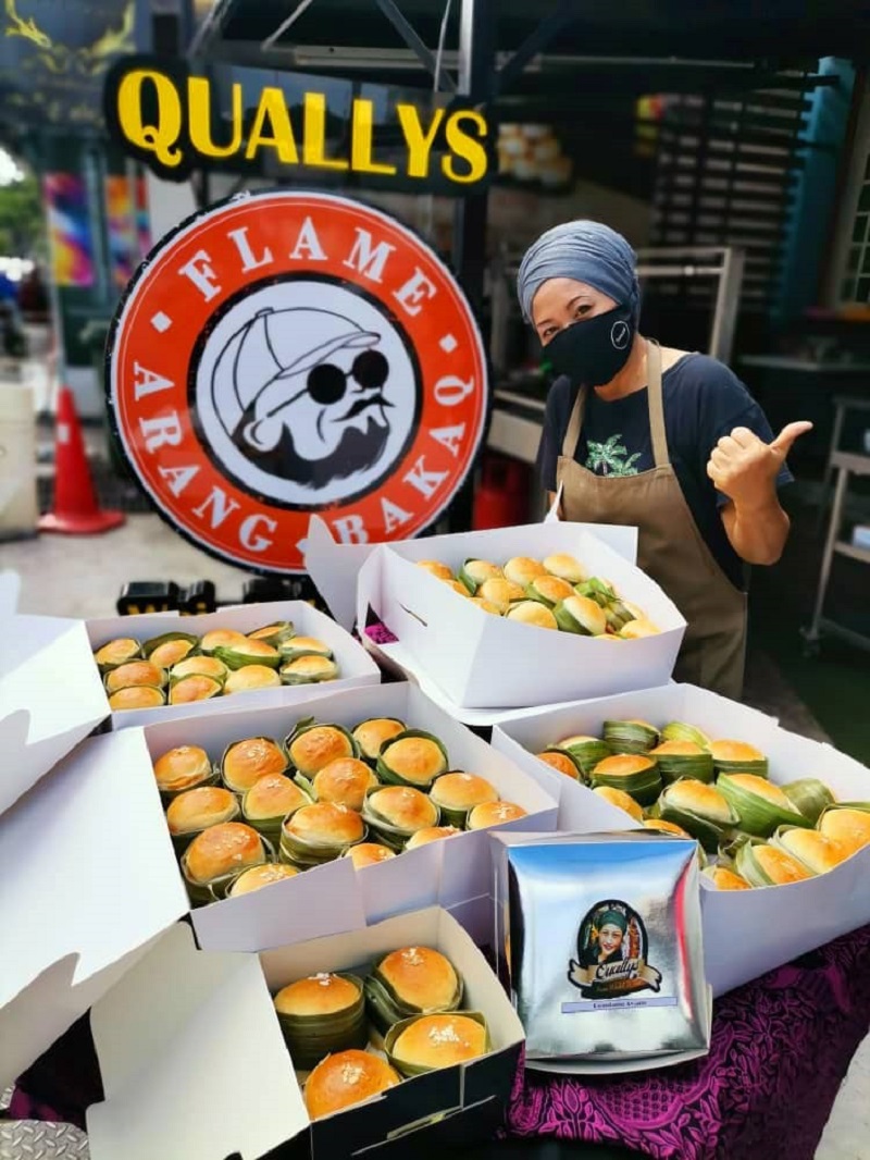 Quallys also sells RM2 buns with four different fillings to choose from — ayam masak merah, beef rendang, ayam rendang and vegetarian curry.
