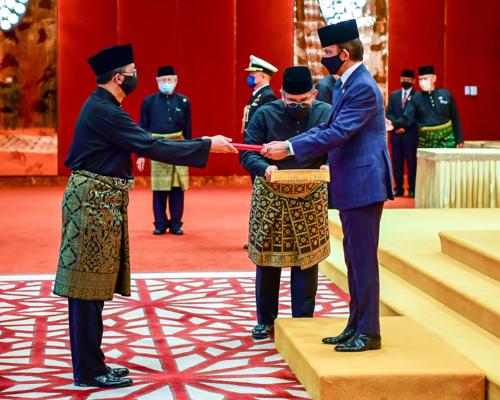Malaysian High Commissioner to Brunei Darussalam Datuk Raja Reza Raja Zaib Shah hands over his letter of appointment to the Sultan of Brunei Sultan Haji Hassanal Bolkiah at Istana Nurul Iman, Bandar Seri Begawan, October 11, 2021. u00e2u20acu201d Bernama pic 
