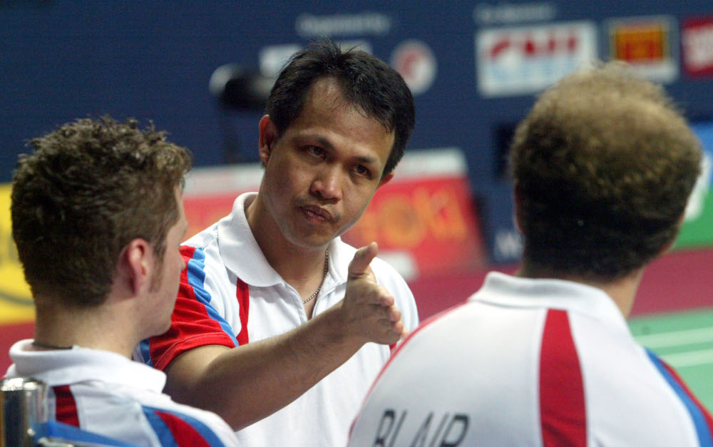England coach and former Indonesian player Rexy Mainaky (centre) talks to England double players Anthony Clark and Robert Blair (right) during their elimination match in the doubles of the Thomas Cup in Jakarta, May 9, 2004. u00e2u20acu201d Beawiharta BEA/CP pic via 