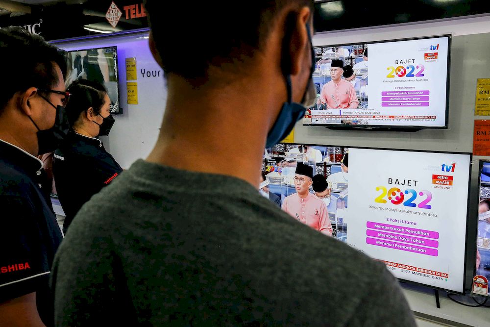 People watching the live presentation of the 2022 Budget by Finance Minister Tengku Datuk Seri Zafrul Tengku Abdul Aziz at Parliament, in Penang on October 29, 2021. u00e2u20acu201d Pic by Sayuti Zainudin